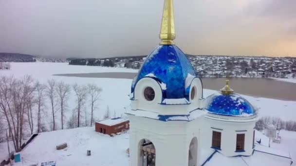 俄罗斯教会鸟图。剪辑。小镇教堂在下雪冬天在一个小镇 — 图库视频影像