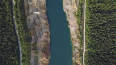 Bir yol güzel göl ve orman üst görünümden gidiyor güzel manzara. Küçük. Ağaçlar ve yol göle yakın. Yeşil su. Dağlar