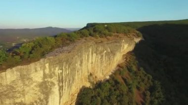 Havadan görünümü. Vurdu. Çam ormanı. Rock görünümünü. Uçuş boyunca kayalık dağ. Kayada çam ağaçlarının görünümü