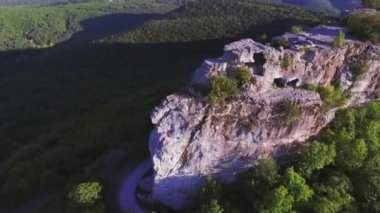 Hava güzel dağ aralığının yüksek uçurumun üzerinden uçmak. Vurdu. Destansı ölçekli yüksek irtifa doğa manzara güzellik arka plan havadan görünümü kayalar. Uzak kayaya görünümünü