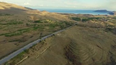 Çöl yolu, havadan görüntüleri. Vurdu. Çöl ve deniz hava görünümünü tarafından çevrili yol