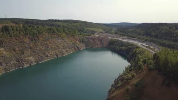 Vackra berg dammen Flygfoto. Klipp. Damm i stenbrottet — Stockvideo