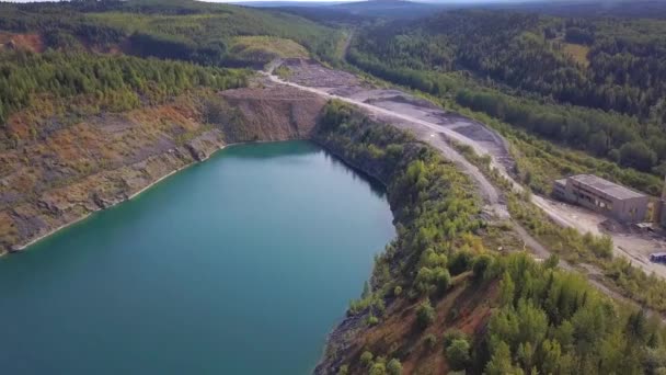 Vackra berg dammen Flygfoto. Klipp. Damm i stenbrottet — Stockvideo