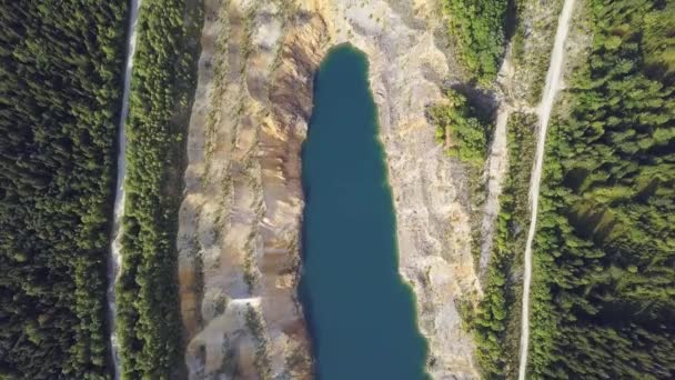 Vacker utsikt från en väg som går genom den vackra sjön och skogen ovanifrån. Klipp. Träd och road nära sjön. Grönt vatten. Bergen — Stockvideo