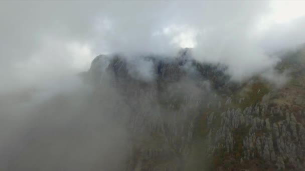 공중 볼 수 있습니다. 총. 높은 산과 아름 다운 구름 비행 — 비디오