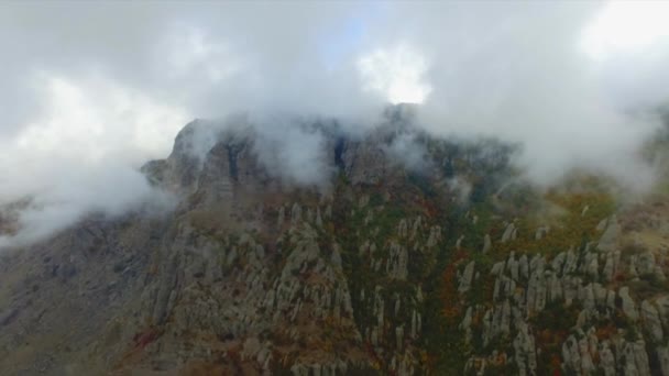 Havadan görünümü. Vurdu. Yüksek dağların güzel bulutların üzerinden uçan — Stok video