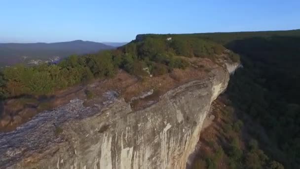 Flygfoto. Skott. Tallskog. Vy över berget. Flyg längs klippiga bergen. Utsikt över pinjeträden på berget — Stockvideo