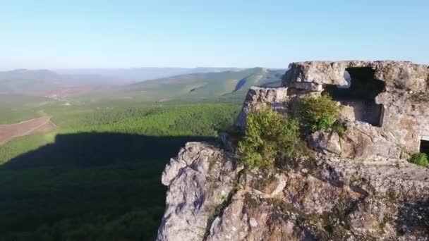 Εναέρια όμορφη οροσειρά πετούν πάνω από ψηλό βράχο. Βολή. Βράχια εναέρια άποψη φόντο ομορφιάς τοπίο φύση υψηλό υψόμετρο επική κλίμακα. Θέα από το βράχο μακριά — Αρχείο Βίντεο