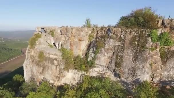 Aérea de la hermosa cordillera volar sobre el alto acantilado. Le dispararon. Rocas Escala épica Altura Naturaleza Paisaje Belleza Fondo Vista aérea. Vista de la Roca en el lejano — Vídeos de Stock