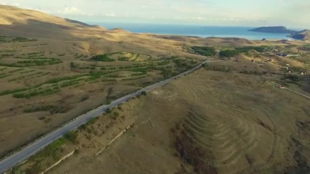 사막도로, 항공 영상입니다. 총. 사막과 바다 공중 보기에 의해 포위 하는로 — 비디오