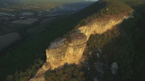 Letecký pohled. Střela. Borový les. Pohled na skálu. Let podél skalnaté hory. Pohled borovic na skále — Stock video