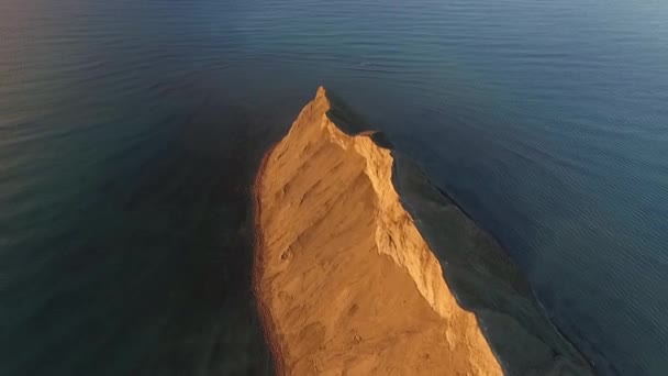 Luchtfoto van het eiland. Schot. Prachtig zandstrand eiland. Oceaan, hemel, zee — Stockvideo