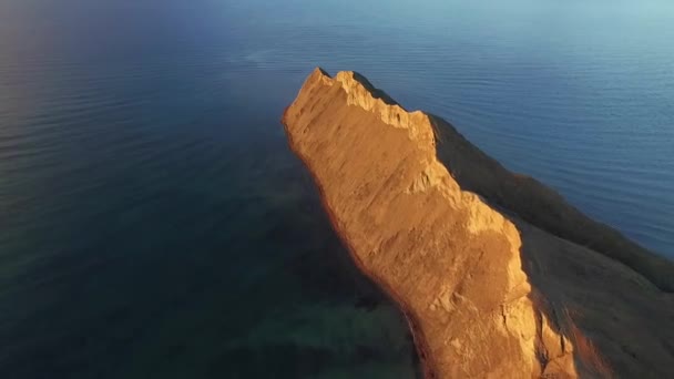 Flygfoto över ön. Skott. Vackra sandstranden ön. Havet, himlen, havet — Stockvideo