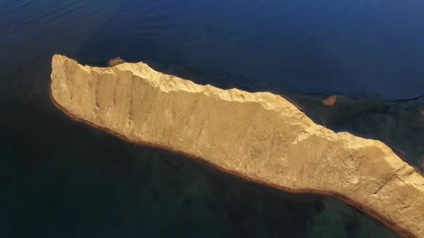 Luchtfoto van het eiland. Schot. Prachtig zandstrand eiland. Oceaan, hemel, zee — Stockvideo