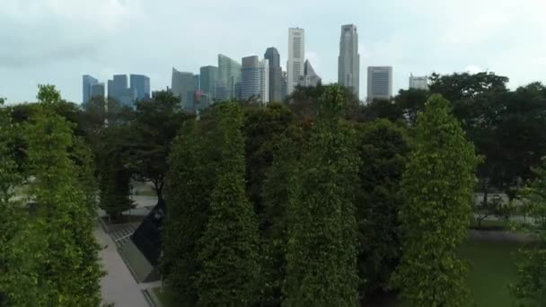 Singapura, 17 de junho de 2018: Filmagem aérea de arranha-céus de Singapura com City Skyline durante o dia nublado de verão. Atingido. Vista aérea da cidade de Singapura — Vídeo de Stock