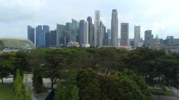 Singapour, 17 juin 2018 : Images aériennes des gratte-ciel de Singapour avec City Skyline pendant la journée nuageuse d'été. Fusillade. Vue aérienne de la ville de Singapour — Video
