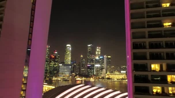 新加坡商业区在夜间空中之夜。拍摄。晚上可以欣赏到新加坡天际线的鸟图 — 图库视频影像
