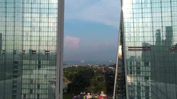 Marina Bay Sands Singapur şehir manzarası açık hava görünümünü. Vurdu. Marina Bay Sands Singapur hava uçan uçak bakış açısından — Stok video