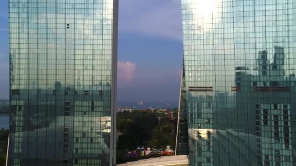 Vista aérea de Marina Bay Sands revelando Singapore City Skyline. Le dispararon. Marina Bay Sands Singapur desde el punto de vista de un avión no tripulado volador aéreo — Vídeos de Stock