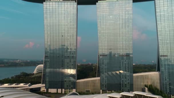 Luftaufnahme des Sandes der Marina Bay, der die Skyline der Stadt Singapore enthüllt. Schuss. Marina Bay Sande singapore aus der Luft fliegende Drohne Sicht — Stockvideo