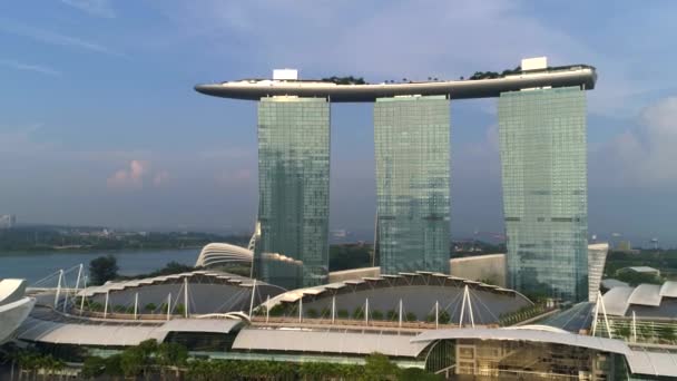 A légi felvétel a Marina Bay Sands felfedi Szingapúr városára. Lövés. Marina Bay Sands Szingapúr légi repülő drone szempontból — Stock videók