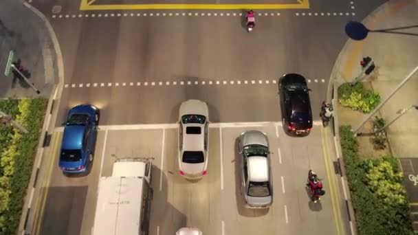 Vista aérea do tráfego em uma estrada. Atingido. Vista superior de um drone de carros correndo na estrada à noite — Vídeo de Stock