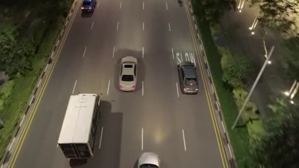 Αεροφωτογραφία της κυκλοφορίας σε αυτοκινητόδρομο. Βολή. Το top view από ένα drone από αυτοκίνητα που τρέχουν στην εθνική οδό τη νύχτα — Αρχείο Βίντεο