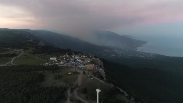 Baie de la mer, montagnes, rochers, remblai et bâtiments de la ville au coucher du soleil vue aérienne. Fusillade. Aérien du coucher du soleil. Vue aérienne de montagnes et de rochers incroyables sur un rivage — Video