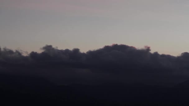 산의 꼭대기에 일몰의 멋진 장면. 총. 산 가까이에 일몰입니다. 석양에 아름 다운 구름의 파노라마 — 비디오
