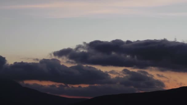 山のてっぺんに夕日の見事なシーン。ショット。山のクローズ アップの夕日。夕日の美しい雲のパノラマ — ストック動画