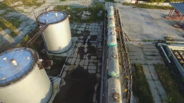 Tren de mercancías en el patio de maniobras Vista aérea. Acciones. Tren de carga con petróleo. Volar por encima de la estación de ferrocarril industrial con tren de carga y contenedores de carga — Vídeo de stock