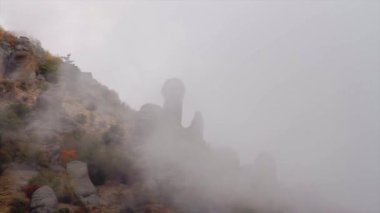 Güzel manzara, dağ kaya oluşumları. Vurdu. Macera yaz doğa güzellik. Dağ silsilesi Bulutların arasında