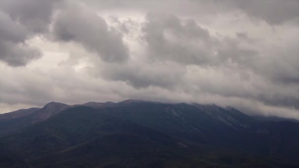 Berg och moln. Skott. Vackra landskap: moln och bergen med skog — Stockvideo