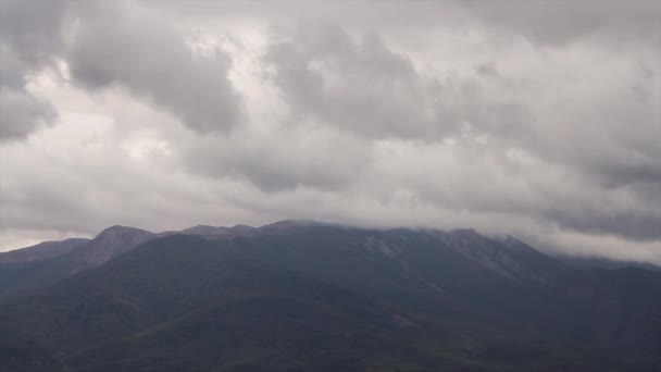 Montañas y Nubes. Le dispararon. Hermoso paisaje: nubes y montañas con bosque — Vídeo de stock