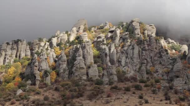 Pemandangan yang indah, formasi pegunungan batu. Tertembak. Petualangan keindahan alam musim panas. Pegunungan di antara awan — Stok Video