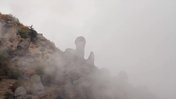 Beau paysage, formations rocheuses de chaîne de montagnes. Fusillade. Aventure été nature beauté. Chaîne de montagnes parmi les nuages — Video