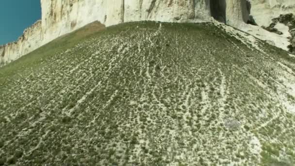 Veduta aerea della roccia con campi e cielo. Gli hanno sparato. Bella vista aerea canyon — Video Stock