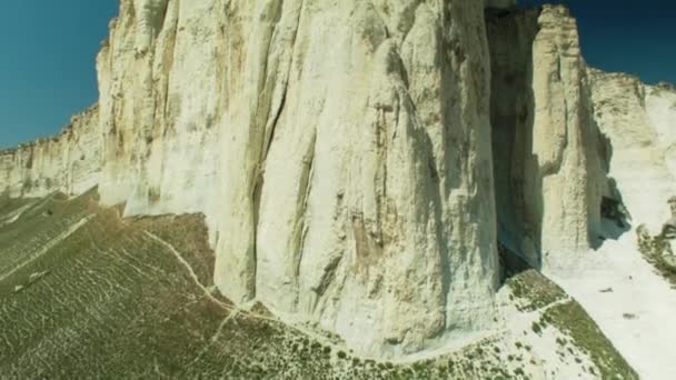 Vue aérienne de la roche avec champs et ciel. Fusillade. Belle vue aérienne du canyon 