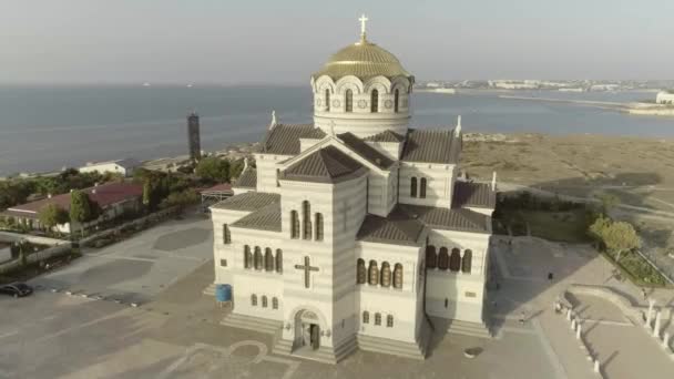 Vackra tempel, havet i bakgrunden. Skott. Landskap med ortodoxa kyrkan och havet. Offentlig plats för alla människor — Stockvideo