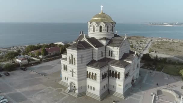 Prachtige tempel, zee op de achtergrond. Schot. Landschap met een orthodoxe kerk en de zee. Openbare plaats voor alle mensen — Stockvideo