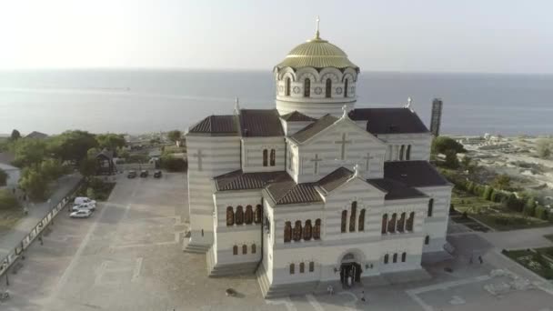 Beau temple, mer sur le fond. Fusillade. Paysage avec une église orthodoxe et la mer. Lieu public pour tous — Video