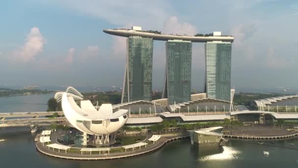 Luchtfoto van Marina Bay Sands Singapore. Schot. Luchtfoto van de Skyline van de stad van Singapore met Marina Bay Sands — Stockvideo