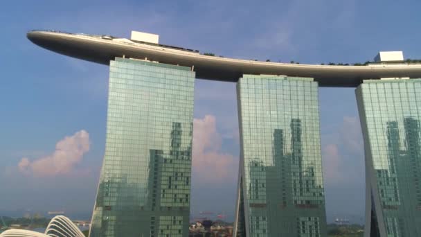 マリーナ ベイ サンズ シンガポールの空撮。ショット。マリーナ ベイ サンズ シンガポール都市スカイラインの航空写真 — ストック動画