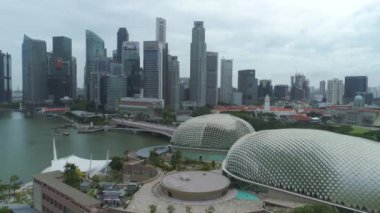 Singapur - 15 Haziran 2018: Singapur yeni şehir binaları gökdelenler hava. Vurdu. Singapur hava cityscape görünümü