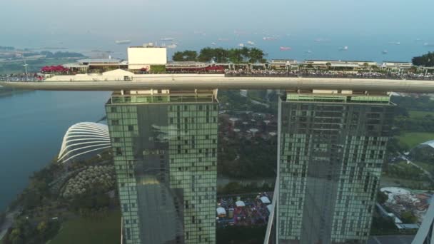 SINGAPUR - 17 DE JUNIO DE 2018: Vista aérea de Marina Bay Sands Singapur. Le dispararon. Vista aérea del horizonte de la ciudad de Singapur con Marina Bay Sands — Vídeos de Stock