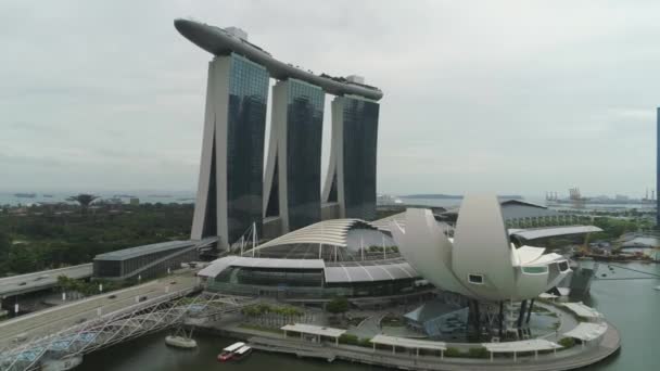 SINGAPUR - 17 DE JUNIO DE 2018: Vista aérea de Marina Bay Sands Singapur. Le dispararon. Vista aérea del horizonte de la ciudad de Singapur con Marina Bay Sands — Vídeo de stock