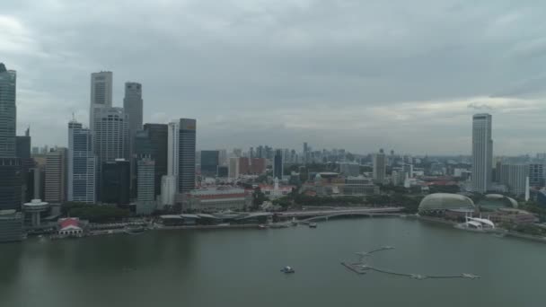 Singapore - 17 juni 2018: Singapore city nybyggen skyskrapor antenn. Skott. Singapore antenn stadsbilden se — Stockvideo