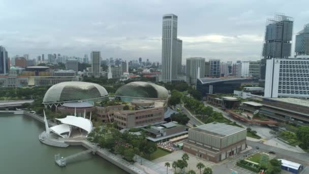 Singapur - 15 června 2018: Singapur město novostaveb mrakodrapy antény. Střela. Singapur letecké panorama pohled — Stock video