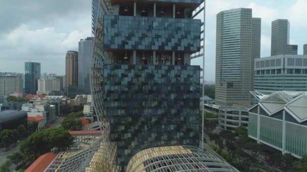 Primer plano aéreo Impresionante vista del elegante edificio de oficinas en el centro de la ciudad. Le dispararon. Hermoso rascacielos en clima nublado — Vídeos de Stock