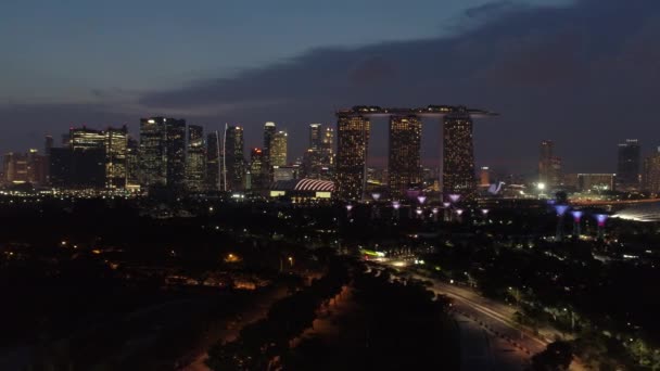 SINGAPORE - 13 GIUGNO 2018: Vedute aeree dello skyline di Singapores di notte, panoramica della baia di Marina e dei distretti finanziari. Gli hanno sparato. Singapore vista notturna su Marina Bay Sands Hotel — Video Stock